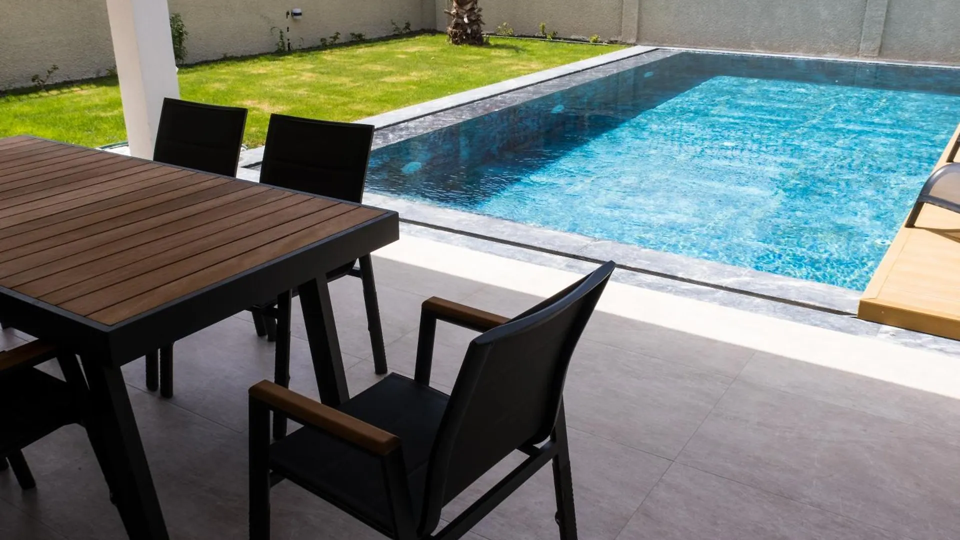 Sueper Lueks Havuzlu Merkezde Cesme Villa