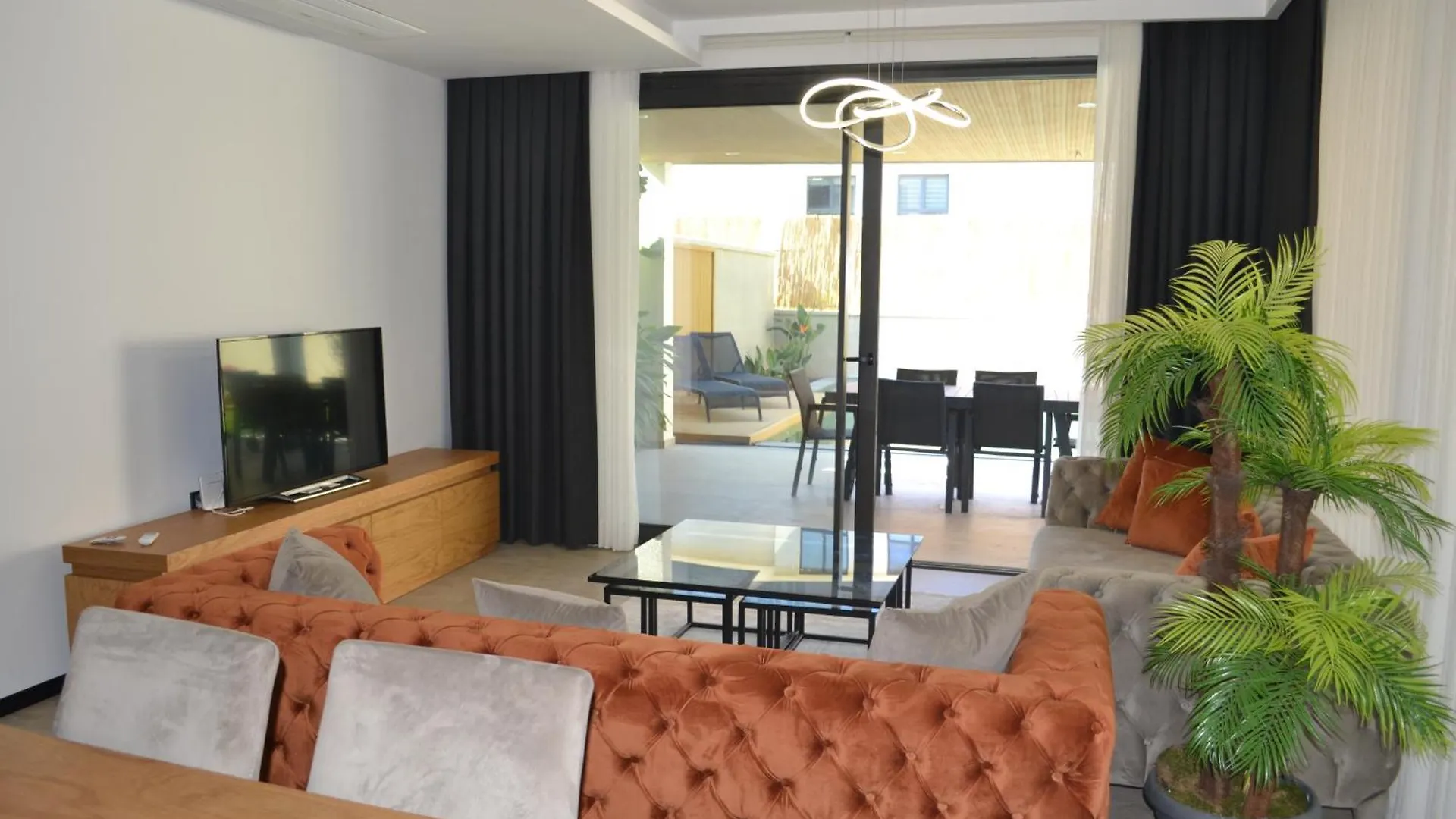 Villa Sueper Lueks Havuzlu Merkezde Cesme